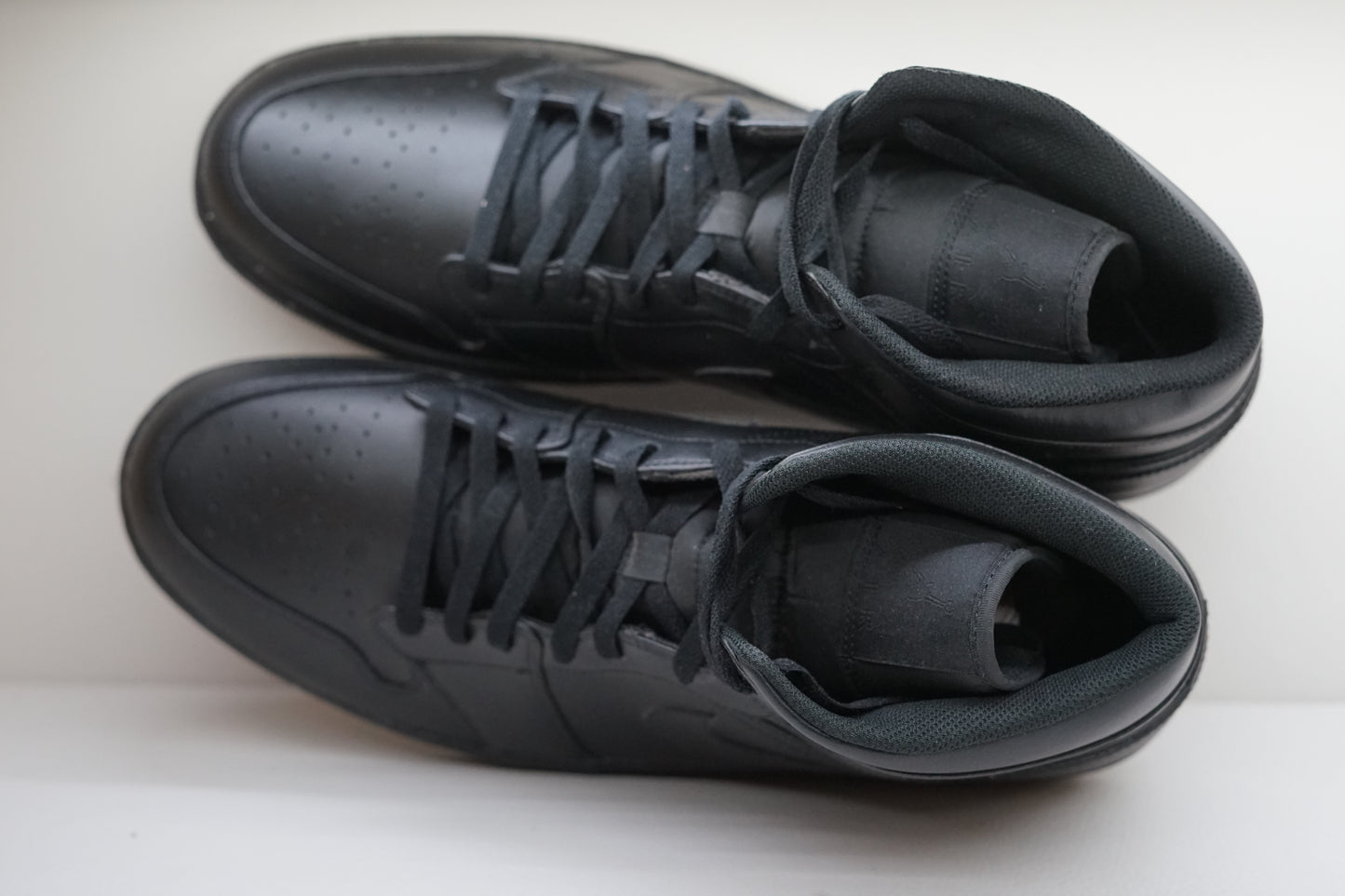 AIR JORDAN 1 MID TRIPLE BLACK