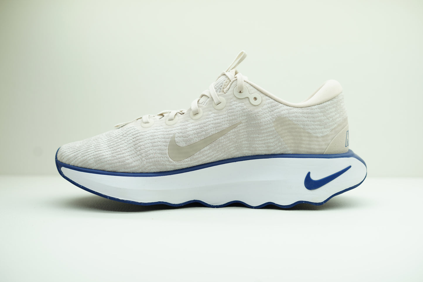 NIKE MOTIVA