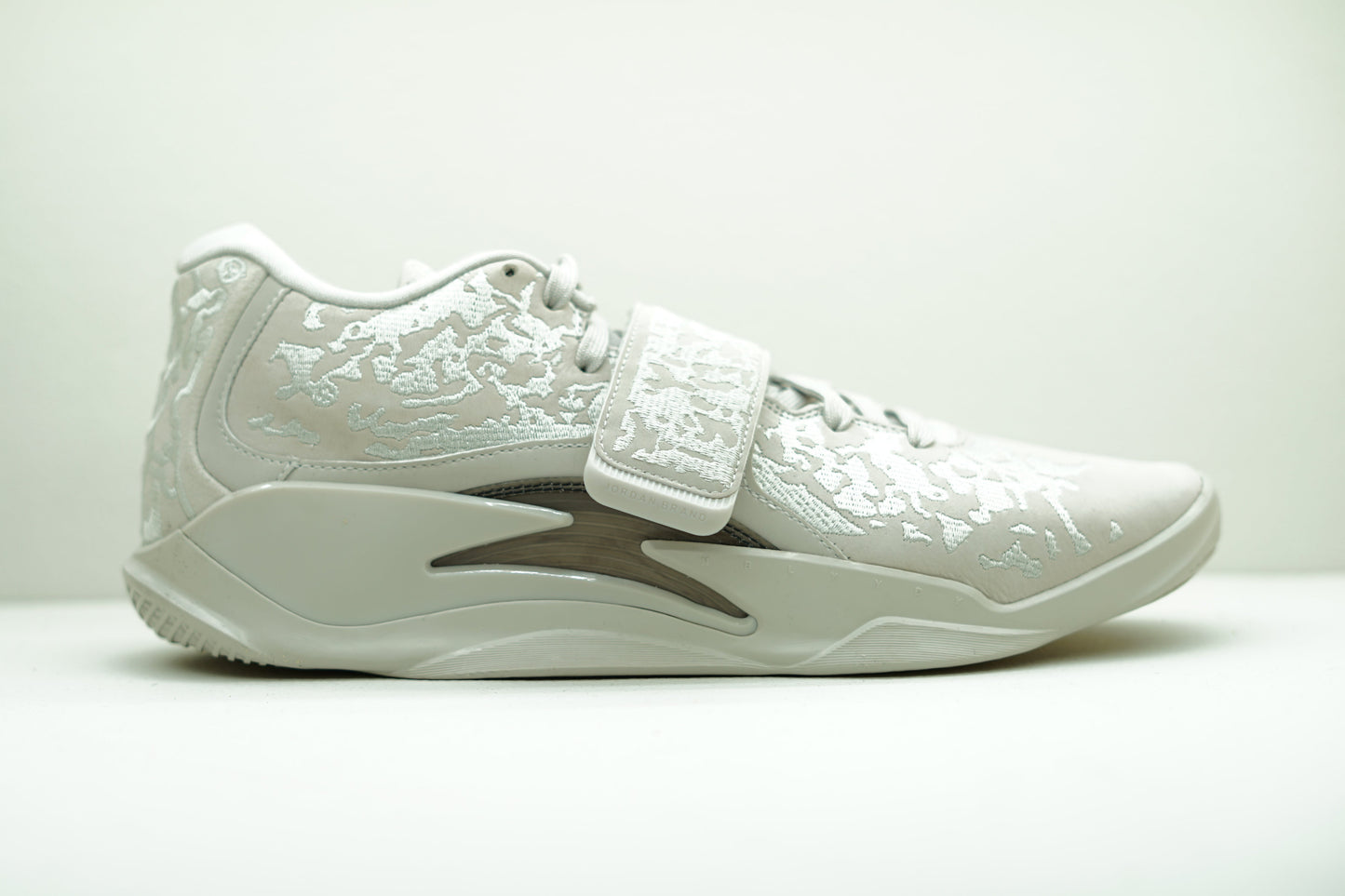 JORDAN ZION 3 SE LIGHT BONE